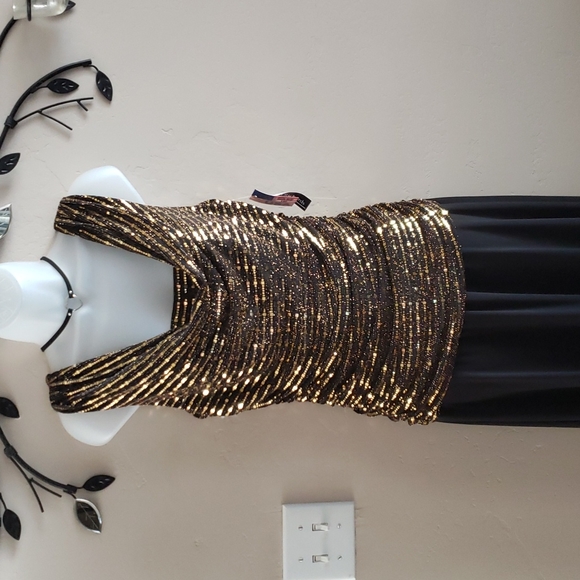 R & M Richards full length sheath gown - Picture 3 of 7